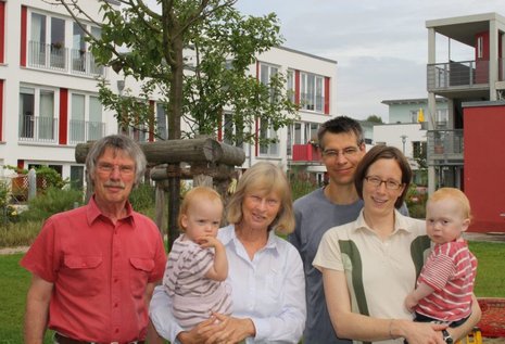 Gemeinsam in der Alt-Jung-Wohnsiedlung im Hamburger Stadtteil Klein-Borstel: Gisela Breyer-Zeller (69) und Diethelm Zeller (68) und das junge Ehepaar Malte und Karin Bieback mit Tochter Levke und Sohn Mattis.