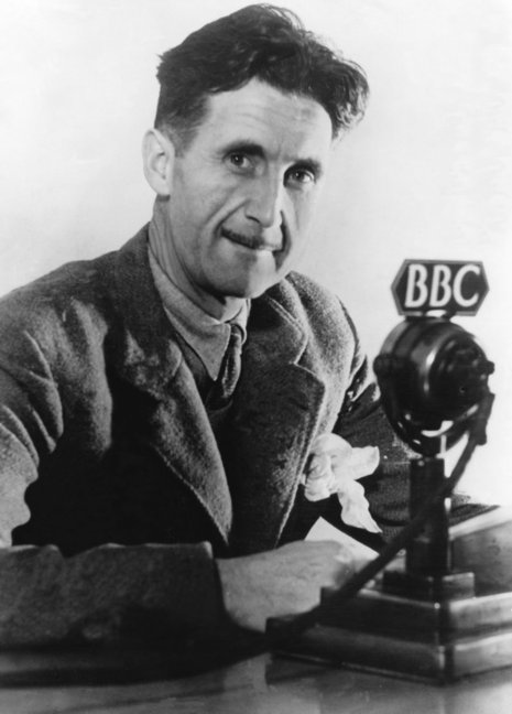Der Schriftsteller, Essayist und Journalist George Orwell (1903-1950) bei der BBC 1945 aufgenommen