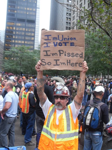 Occupy Wall Street gestern: der Stahlarbeiter Joe Armstrong protestiert in seiner Mittagspause "ich bin in der Gewerkschaft, ich waehle, ich bin stinksauer, deshalb bin ich hier".