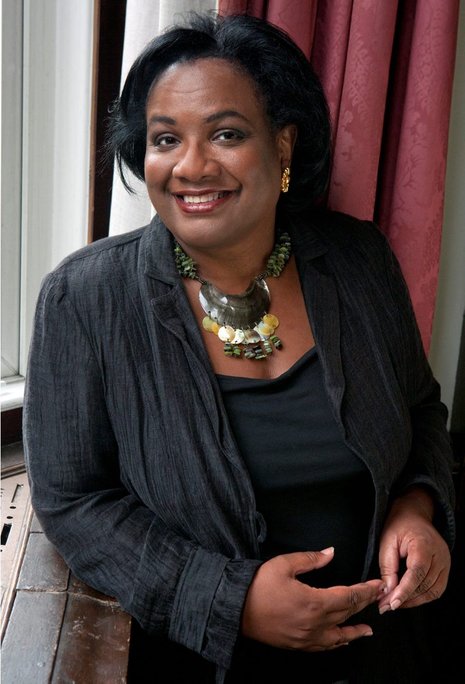Diane Abbott (58), Tochter jamaikanischer Einwanderer, kam 1987 für die Labour Party als erste schwarze Frau ins britische Parlament. Ihr Wahlkreis in Hackney liegt nordöstlich des Londoner Zentrums und in Nachbarschaft zu Tottenham, wo Anfang August die