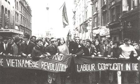 Londoner Studenten klagen die Labour Party des Bündnisses mit den USA im Vietnamkrieg an.