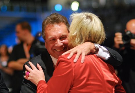 Die Parteivorsitzenden Gesine Lötzsch und Klaus Ernst freuen sich über das Ergebnis der Endabstimmung am 23. Oktober.