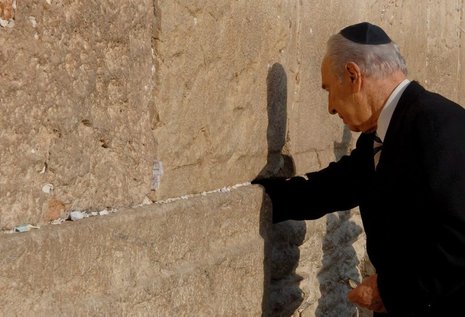 Shimon Peres an der Klagemauer in Jerusalem nach seiner Wahl zum Staatspräsidenten am 13. Juni 2007