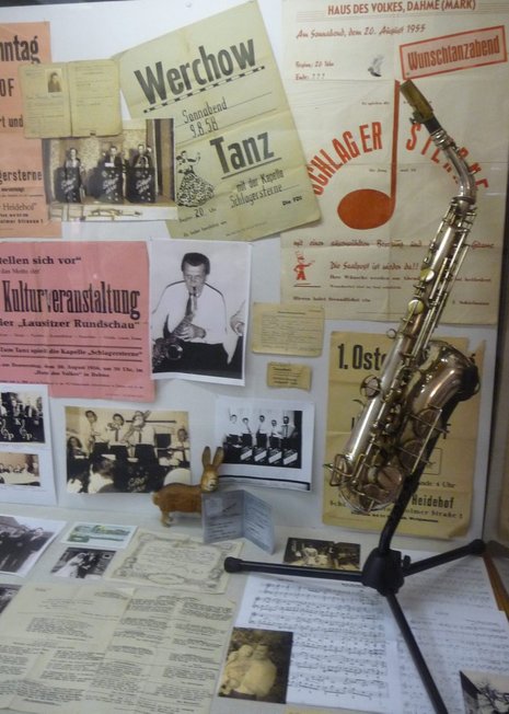 Dokumente und Saxofon von Max Pietrzak in der Ausstellung