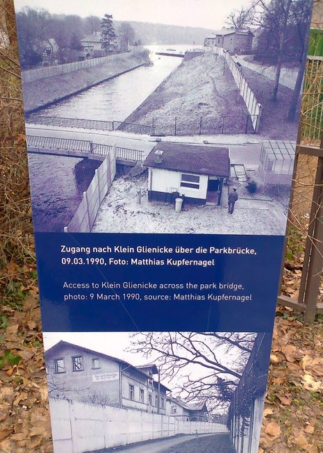 Erinnerungstafel am einstigen Grenzposten Klein-Glienicke