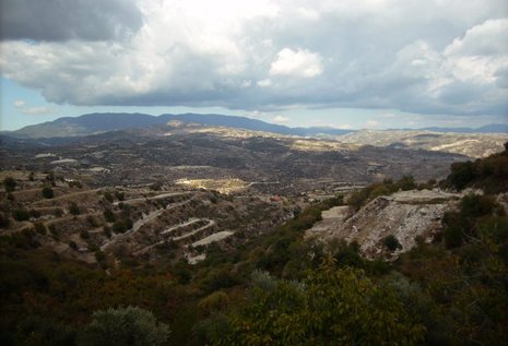 Bis zum Olympos, dort ganz hinten, knapp unter den Wolken, ist es noch ein Stückchen. Doch auch die Serpentinen hierher nach Pachne, etwa 30 Kilometer von Limassol entfernt, können ans Hobbyrennfahrerlimit gehen.