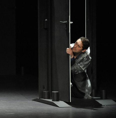 Figaro (Giulio Mastrototaro) und eine Tür im Nichts