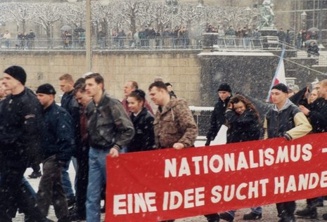 Januar 1998: Kurz vor ihrem Abtauchen demonstrierten die drei NSU-Mitglieder in Dresden. In der Mitte hinten mit Mütze Uwe Böhnhardt, daneben Beate Zschäpe, ganz rechts Uwe Mundlos.