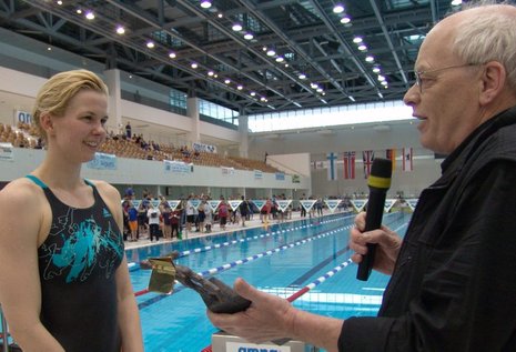 Schwimmolympiasiegerin Britta Steffen erhielt den nd-Sportpreis 2008 von Chefredakteur J&#252;rgen Reents. nd-