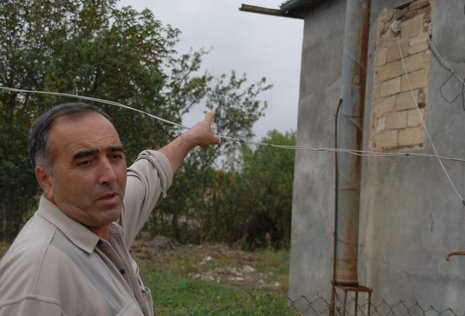 Muhardiz Ismailow hat ein Fenster seines Hauses zugemauert, um sich vor armenischem Beschuss zu schützen.