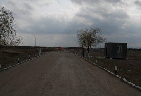 Beim Ort Hüseyinli endet die Straße von Barda in die ehemalige Provinzhauptstadt Agdam im Niemandsland. Das kriegszerstörte Agdam liegt heute im armenisch besetzten Gebiet.