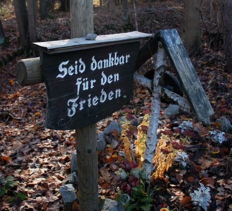 Menschlichkeit, Mahnung, Mitgefühl - im Harz werden 66 Jahre nach der Befreiung Soldatengräber gepflegt.