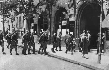 SA besetzt das Gewerkschaftshaus am Engelufer in Berlin, 2. Mai 1933.