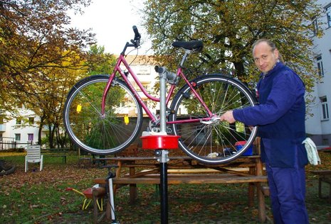 Günter Przybylski, von Beruf Diplom-Sozialarbeiter, repariert im Nebenjob Fahrräder – für Batzen.