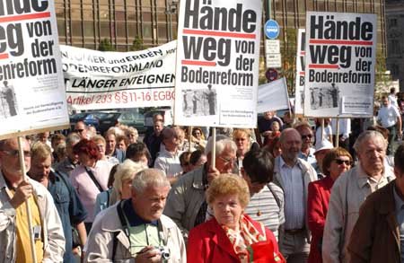 2004: Demo der Erben gegen Abwicklung der Bodenreform. ND-