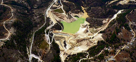 Panoramablick auf die guatemaltekische Bergbau-Kraterlandschaft