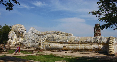 Der liegende Buddha am Wat Lokayasutharam ruht auf weichem Grund.
