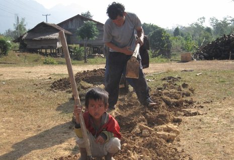 Bewohner des Dorfes Nadeua heben Gräben für die Leitungen aus. Mit dem SODI-Projekt erhält die Dorfgemeinschaft Zugang zu sauberem Wasser.