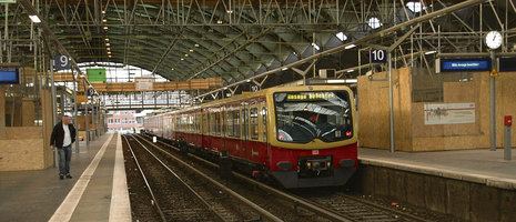 Stillstand: »Ansage beachten« leuchtet es an der S-Bahn, »Bitte Ansage beachten« am Hinweisschild auf dem Bahnsteig.