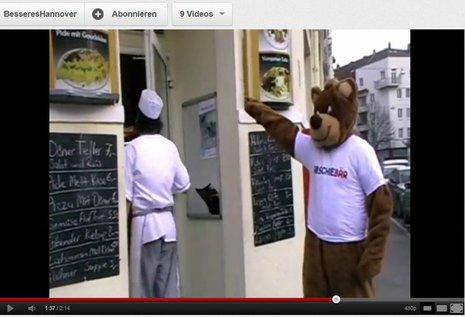 Im Video posiert der »Abschiebär« vor einem Döner-Imbiss mit Hitler-Gruß. Quelle: www.youtube.com