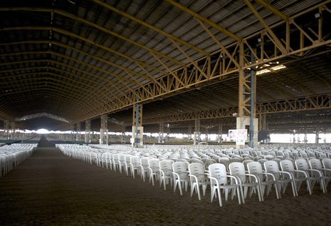 Gut organisiert und riesig: Foto einer Halle, die von der christlichen Pfingstbewegung in Nigeria genutzt wird.