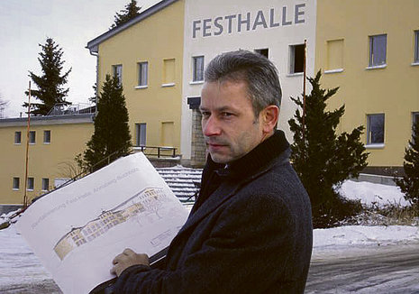 Thomas Schubert mit der Bauzeichnung des Hauses