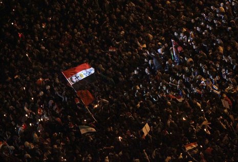 Tausende Ägypter – Muslime und Christen – gedachten in der Silvesternacht gemeinsam der bei der Revolution Getöteten. AFP/Khaled Desouki