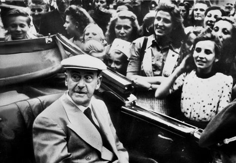 Solch Jubel bleibt in Erinnerung: Thomas Mann 1949 bei einer Rundfahrt durch Weimar