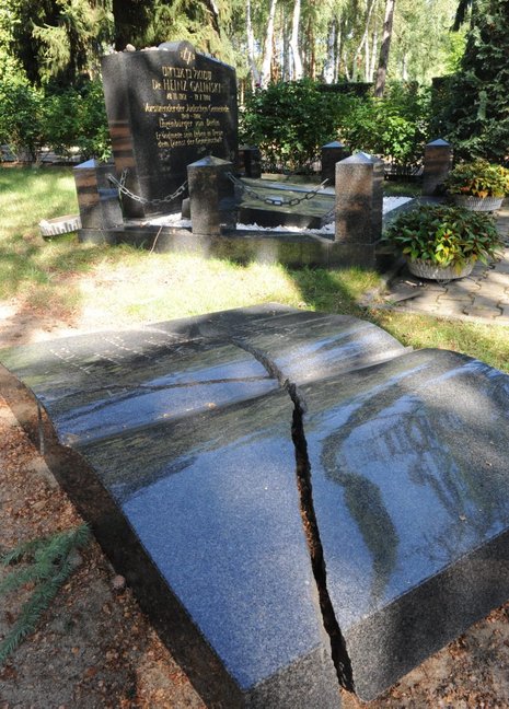 Beim Bombenanschlag zerstörte Grabplatte