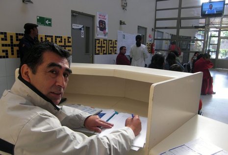 Jorge Blanco bei der Arbeit am Empfangstresen des Krankenhauses Makewe, dessen Eingang (unten) kunstvoll gestaltet ist.