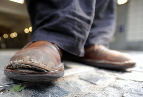 Zerschlissener Schuh eines Obdachlosen
