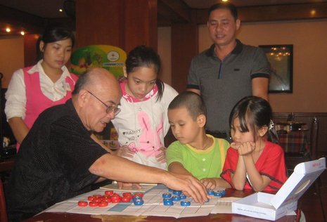 Der Hamburger Arzt Nguyên-Chi Quang erklärt Kindern das neue »Cò Tu Lênh«.