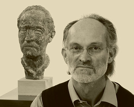 Buchautor Zscheischler vor seiner von Howard geschaffenen Porträtbüste (r.)
