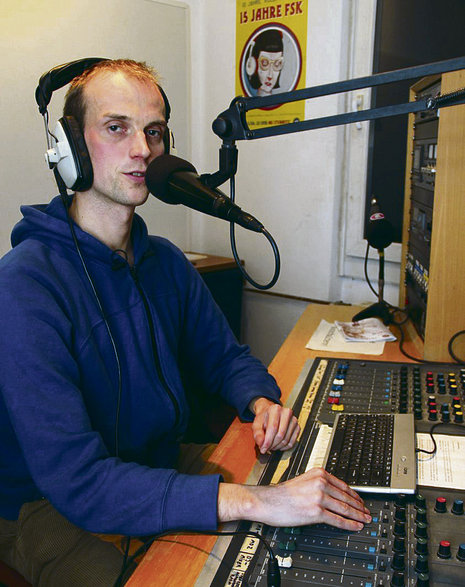 »Wir sind mehr als nur Gegenöffentlichkeit.« Sören Drewes im Studio des Hamburger Freien Sender Kombinats (Radio FSK). Der 34-Jährige wollte zunächst nur Musik auflegen, wurde dann einer der Moderatoren.