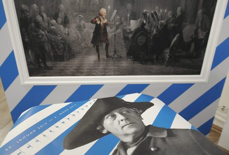Im Filmmuseum: Nach Adolf Menzels Gemälde "Das Flötenkonzert Friedrichs des Großen von Sacssouci" wurde Otto Gebühr ausgewählt - diese Ähnlichkeit!