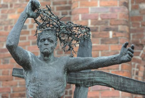 Das Foto zeigt Fritz Cremers Bronzeplastik »Auferstehender« von 1982/83. Die Skulptur steht vor der Ruine der Franziskaner-Klosterkirche in Berlin.