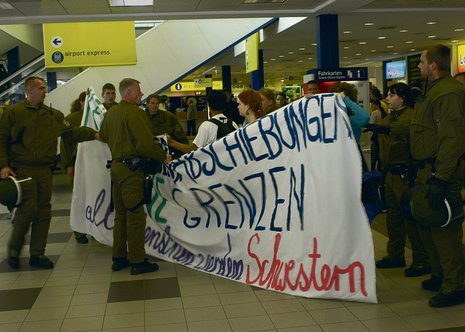 Am Flughafen Schönefeld kam es wie hier 2009 immer wieder zu Protesten gegen Abschiebungen.