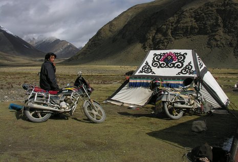 Motorisierte Nomaden in Tibet. In den vergangenen beiden Jahrzehnten haben sich zwar die Mittel der Fortbewegung verändert, nicht aber die Grundlage nomadischer Tierhaltung: eben die Mobilität.