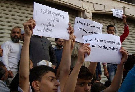Demonstrianten in Banja. Auf ihren Transparenten steht: »Das syrische
Volk lässt sich nicht unterdrücken«.