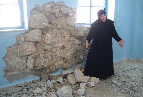 Schwester Stefanie beklagt die Kriegsschäden an ihrem Kloster.