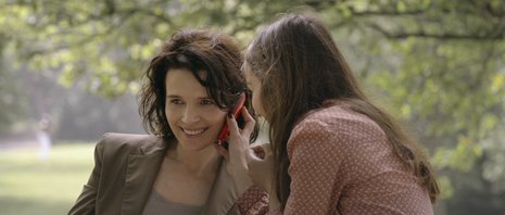 Frauengespräch zwischen Anne (Juliette Binoche) und Charlotte (Anaïs Demoustier)