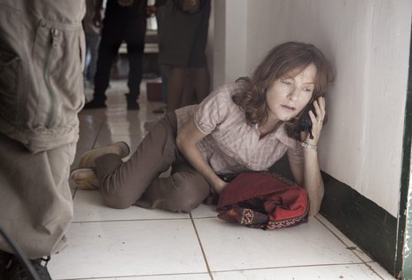 Eine Geisel ... umzingelt von Militärstiefeln ... ein gehetztes Telefonat - Isabelle Huppert in »Captive«