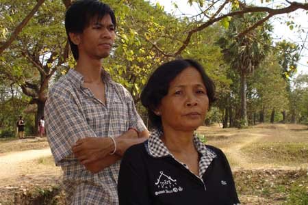 Zwei Generationen von Khmer mit unterschiedlichen Erfahrungen: Projektkoordinatorin Chay Son und der Praktikant Channarith