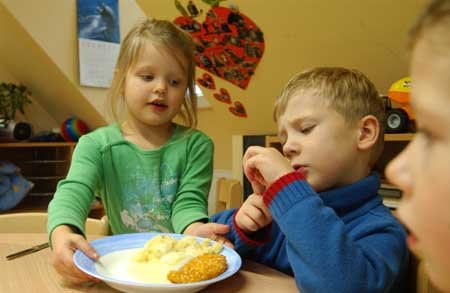 Kinder beim Mittagessen in der Kita »Pittiplatsch« in Potsdam-Babelsberg