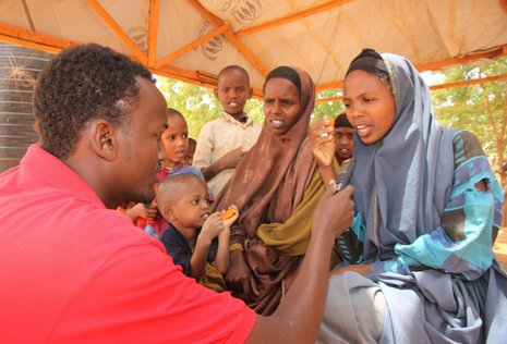 Aden Hassan Farah interviewt Neuankömmlinge in Dadaab.