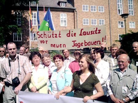 Vor dem Landtag: ganz vorn im Bild die Abgeordnete Steinmetzer-Mann