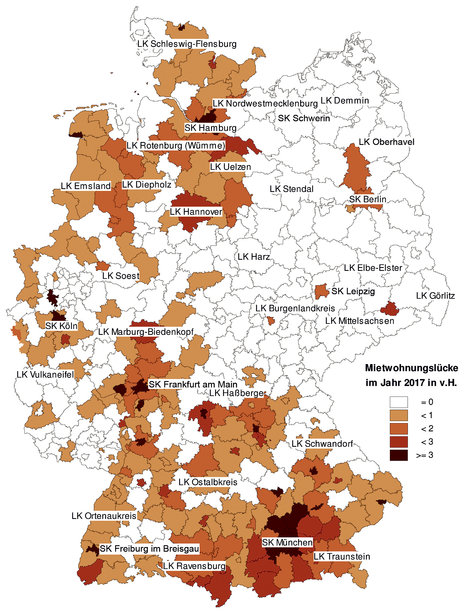 Die Karte zeigt, wie viele Mietwohnungen – in Prozent des gesamten Wohnungsbestandes – in den einzelnen Stadtkreisen (SK) und Landkreisen (LK) im Jahr 2017 voraussichtlich fehlen werden.
Grafik: Pestel-Institut, nd