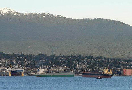 Blick über das Burrard-Inlet mit Öltankern.