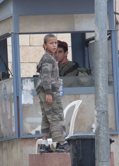 Siedlerkinder im Westjordanland werden oft früh militarisiert.