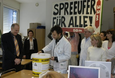 Im März 2008 übergab Carsten Joost im Rathaus Friedrichshain-Kreuzberg
15 000 Unterschriften zur Zulassung des Bürgerbegehrens »Spreeufer für
alle!«